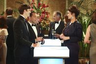 Two and a Half Men – Als Alan (Jon Cryer, 2.v.l.) auf einer Wohltätigkeitsveranstaltung Lynda Carter (Lynda Carter, r.), den Schwarm seiner Jugend erblickt, ist er Feuer und Flamme. Er bittet Walden (Ashton Kutcher, l.) um Hilfe, damit er ein Date kommt ...