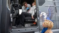 SOKO Stuttgart – Wer hat den Lkw-Fahrer Frederik Rehmann (Komparse, M.) in seinem Fahrerhaus erstochen? Bevor sich die Erste Kriminalkommissarin Martina Seiffert (Astrid M. Fünderich, r.) auf der Raststätte umhört, bringt sie der Leiter der Rechtsmedizin Dr. Benedikt Förster (Florian Wünsche, l.) auf den aktuellen forensischen Ermittlungsstand.