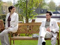 In aller Freundschaft – Philipp Brentano (Thomas Koch) kommt als möglicher Vater von Finn Becker in Frage. Bei Dr. Elena Eichhorn (Cheryl Shepard) kann er sich aussprechen.