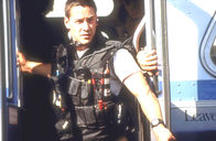 Speed – Wagemutig versucht Jack Traven (Keanu Reeves), zu den Insassen des fahrenden Busses zu gelangen ...