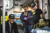 Navy CIS: New Orleans – Für das Opfer kommt bereits jede Hilfe zu spät. Jetzt gilt es für Pride (Scott Bakula, l.), der persönlich in den Fall verwickelt ist, und sein Team Dr. Wade (CCH Pounder, M.) und Swanson (Toni Trucks, r.), weiteres Morden zu verhindern ...
