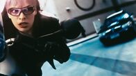 Ultraviolet – Violet Song jat Shariff (Milla Jovovich) wird auf dem Motorrad von Autos verfolgt.