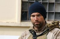 Code Name: Geronimo – Wird von seinen Armykollegen stets wegen seiner langen Haare gehänselt: Cherry (Anson Mount) ...