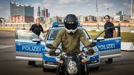 Notruf Hafenkante – Jannik Röder (Louis Nitsche, M.) hat nichts mehr zu verlieren und geht aufs Ganze. Melanie (Sanna Englund, l.) und Mattes (Matthias Schloo, r.) versuchen, ihn aufzuhalten.