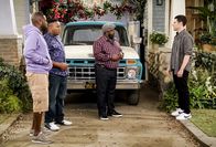 The Neighborhood – (v.l.n.r.) Malcolm Butler (Sheaun McKinney); Marty Butler (Marcel Spears); Calvin Butler (Cedric the Entertainer); Dave Johnson (Max Greenfield)
