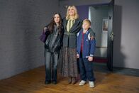 Die Kinderschwindlerin – Sieht so eine stolze Mutter aus? Nina (Laura Storz, Mitte) gibt sich bei der Wohnungsübergabe als Mutter von Frieda (Holle Felizia Pola Kirck, l.) und Theo (Henrick Blossey, r.) aus.