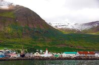Trauminseln – 1948 war Siglufjörður noch die fünftgrößte Stadt Islands, im Sommer lebten hier bis zu 15.000 Menschen. Dann blieben die Heringe weg, die das Geld gebracht hatten. Seitdem dämmert der Ort unter der Mitternachtssonne.