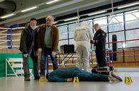 Rentnercops – Bielefelder (Bill Mockridge, l.) und Klaus Schmitz (Hartmut Volle, 2.v.l.) begutachten den Tatort. Handballtrainer Rainer Teichmann ist kaltblütig ermordet worden (mit Komparserie).