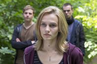 Der Ranger - Paradies Heimat – Paula (Leonie Wesselow), Morten (Matti Schmidt-Schaller, links) und Erik (Tom Gronau) haben ihr Lager in einem Versteck im Wald aufgeschlagen. Mit ihren Aktionen wollen sie den touristischen Ausverkauf des Nationalparks verhindern.