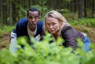 Detective No. 24 – Tilda (Malin Levanon) unternimmt mit Ibraahin (Nasir Farah Dhagole) einen unerlaubten Ausflug in den Wald.