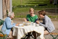 Mord mit Aussicht – Tante Ente (Dorothea Walda, l.) setzt ihrer Nichte Bärbel Schmied (Meike Droste, r.) und Sophie Haas (Caroline Peters, M.) ihren selbstgebackenen Haschisch-Karottenkuchen vor.
