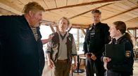 Praxis mit Meerblick – Ole Fleet (Marc Zwinz) und sein Sohn Tom Fleet (Lucas Lentes) werden von den Polizisten Britta Loos (Marie-Paulina Schendel) und Sebastian Prack (Lukas Paul Mundas) zum Feuer in der Strandbar befragt.