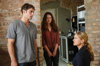 Im Alleingang - Elemente des Zweifels – Vivian Altmanns (Alice Dwyer, M.) Fall beschäftigt Anwältin Maria Schwadorf (Stefanie Stappenbeck, r.) und ihren Gehilfen Arndt (Roy Peter Link, l.) ...
