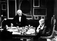 Dinner for One oder Der neunzigste Geburtstag – Freddie Frinton als Diener James und May Warden als alleinspeisende alte Dame Miss Sophie in der Schweizer Version von 1963.