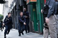 Brooklyn Nine-Nine – Brooklyn Nine-Nine Vernichten wir ein paar gute Jungs - Windbreaker City Staffel 2, Episode 15 Voller Einsatz bei der Anti-Terror-Übung: Andy Samberg als Jake Peralta, Joe Lo Truglio als Charles Boyle, Terry Crews als Terry Jeffords