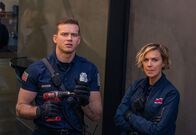 9-1-1 Notruf L.A. – Evan "Buck" Buckley (Oliver Stark, l.); Lucy Donato (Arielle Kebbel, r.)