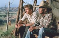 Halbblut – Der FBI-Agent Ray Levoi (Val Kilmer, li.) kann sich im Gespräch mit Großvater Sam Reaches (Ted Thin Elk, re.) mit seinen indigenen Wurzeln auseinandersetzen.