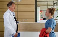 In aller Freundschaft – Dr. Roland Heilmann (Thomas Rühmann) versucht ein weiteres Mal mit seiner Tochter Lisa (Ella Zirzow) wegen ihres neuen Freundes Nils zu reden. Nils leidet seit seiner Kindheit am Kawasaki-Syndrom, einer Herzkrankheit, die früher oder später eine Herztransplantation erfordert. Im schlimmsten Fall kann Nils sterben und Roland will seine Tochter vor dieser Erfahrung und dem Leid schützen. Doch Lisa bringt ihren Stiefbruder Jakob, der seit 10 Jahren mit einem transplantierten Herz lebt, in Spiel und nimmt so Roland den Wind aus den Segeln.