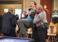 The Big Bang Theory – So kompliziert hatte es sich Sheldon (Jim Parsons, M.) nicht vorgestellt, an Geld für sein Experiment zu kommen ...