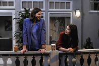 Two and a Half Men – L-R: Während Walden (Ashton Kutcher) sein Bestes tut, um Zoey (Sophie Winkleman) zu beeindrucken, kommt Bridget zurück in sein Leben