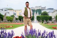 Heimatleuchten – Moderator Richard Deutinger im Mirabellgarten, Salzburg