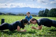 Sturm der Liebe – Lale (Yeliz Simsek, l. mit Lukas Leibe, M.) und Tom (Milan Marcus, r.) liefern sich einen sportlichen Wettkampf.