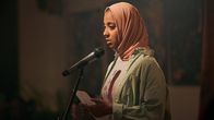 We Are Lady Parts – Amina (Anjana Vasan) wagt sich auf die Bühne – und kämpft beim Poetry-Slam gegen ihr Lampenfieber an.