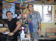 Hawaii Five-0 – Während Jerry bei einer Gegenüberstellung als Täter einer Serie von gewalttätigen Einbrüchen identifiziert worden ist, müssen Steve (Alex O'Loughlin, l.) und sein Friseur Odell (Michael Imperioli, r.) einem verletzten Mann namens Eran helfen ...