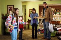 The Middle – Jetzt ist Schluss mit lustig: Anstatt sich immer nur nach dem Willen von Sue (Eden Sher, l.), Brick (Atticus Shaffer, 2.v.l.) und Axl zu richten, beschließen Frankie (Patricia Heaton, 2.v.r.) und Mike (Neil Flynn, r.), endlich Mal das zu machen, worauf sie Lust haben ...