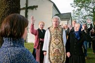 Das Wunder von Merching – Kathi (Jule Ronstedt, links) hat Pfarrer Sonnholzer (Robert Giggenbach, 3. von links), die Lechner Bäuerin (Erni Mangold, 4. von links) und die Merchingerin (Beles Adam, 2. von links) angelogen.
