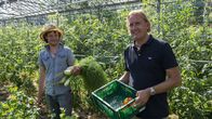Lecker an Bord – Frank Buchholz mit Mannuel Harmann (l) auf dem Örkhof in Velbert.