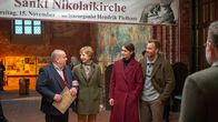 SOKO Wismar – Der neue Fall führt Jan Reuter (Udo Kroschwald, l.), Helene Sturbeck (Katharina Blaschke, 2.v.l.), Karoline Joost (Nike Fuhrmann, 2.v.r.) und Lars Pöhlmann (Dominic Boeer, r.) in die Welt der Orgelbauer, Organisten und der Kirchenmusik. Denn in der schönen Nikolaikirche liegt ein toter Orgelbauer. Wie konnte es ausgerechnet hier zu einem Mord kommen?