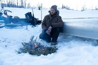Alaska - Eisige Freiheit – Johnny Rolfe bewegt sein Aluminiumkanu während des Winters. (National Geographic/Jensen Walker)