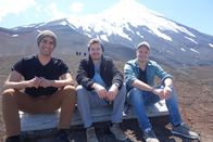Verrückt nach Meer – Puerto Montt in Chile. Von links: Pablo Grande, Arno Koch und Florian Pfaff machen einen Ausflug auf den Vulkan Osorno.