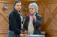Sturm der Liebe – Maxi (Katharina Scheuba, l., mit Antje Hagen, r.) lässt die Sorge um Henry nicht los.