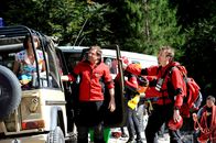 Der Bergdoktor – Hans (Heiko Ruprecht, r.) und Toni (Winfried Frey, M.) von der Bergrettung suchen gemeinsam mit Klara (Nike Fuhrmann, l.) nach Jonas, der beim Schulausflug verschunden ist.
