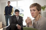Der letzte Bulle – Müssen Marion Schill (Theresa Berlage, r.) beibringen, dass ihr Mann ermordet wurde: Mick (Henning Baum, l.) und Andreas (Maximilian Grill, M.) ...