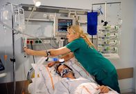 Rote Rosen – ARD ROTE ROSEN FOLGE 1662 Uhr im ERSTEN. Britta (Jelena Mitschke, r.) gerät zunehmend in Panik, als Bens (Hakim Michael Meziani, l.) Fieber trotz Medikamentengabe weiter steigt.