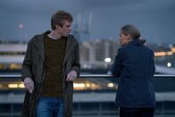 Greyzone - No Way Out – Jesper (Joachim Fjelstrup) bespricht nach dem Einsatz mit seiner Kollegin Eva (Tova Magnusson), ob man hätte anders handeln müssen, um Lindas Leben zu retten.
