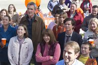 The Middle – v.l.n.r.) Sue (Eden Sher); Mike (Neil Flynn); Frankie (Patricia Heaton); Axl (Charlie McDermott)