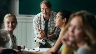 Der Rausch – Auf Pegel ist der Geschichtslehrer Martin (Mads Mikkelsen) wie ausgewechselt.