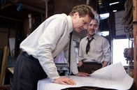 Vor uns das Meer – Donald Crowhurst (Colin Firth) und Mr. Elliot (Adrian Schiller).