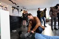 SOKO Stuttgart – Jo Stoll (Peter Ketnath, hockend.), Selma Kirsch (Yve Burbach, 2.v.l.) und Kollegen verhaften die Männer, die Antje Baumann (Zsá Zsá Inci Bürkle, l.) Beauty Salon überfallen haben.