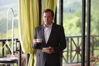 Death in Paradise – DI Richard Poole (Ben Miller) wurde zu einer Party mit seinen ehemaligen Kommilitonen eingeladen. Der eigenwillige Ermittler trinkt jedoch lieber Tee sitzt allein auf der Terrasse, als sich unter die Gäste zu mischen.