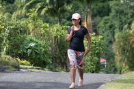 Death in Paradise – Melanie Sharpe (Eleanor Fanyinka) hat sich durch ihre Arbeit nicht nur Freunde gemacht. Doch sie ahnt nicht, dass sie sogar ins Visier eines kaltblütigen Mörders geraten ist.