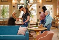Call Me Kat – (v.l.n.r.) Oscar (Christopher Rivas); Kat (Mayim Bialik); Randi (Kyla Pratt); Phil (Leslie Jordan)