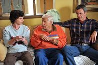 The Middle – Die Hecks feiern Thanksgiving mit Frankies Eltern Pat und Tag (Jerry Van Dyke, M.). Während Frankie sich dort mit ihrer Schwester Janet in die Haare kommt, will Mike (Neil Flynn, r.) Axl (Charlie McDermott, l.) dabei helfen, eine Supermarkt-Kassiererin für sich zu gewinnen ...