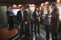Criminal Minds – Zur Freude ihrer Kollegen Hotch (Thomas Gibson, l.), Rossi (Joe Mantegna, 2.v.r.), Reid (Matthew Gray Gubler, 3.v.l.), Morgan (Shemar Moore, M.), Prentiss (Paget Brewster, 3.v.r.) und Penelope (Kirsten Vangsness, r.) kommt JJ (AJ Cook, 2.v.r.) mit ihrem Baby ins Revier ...