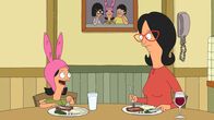 Bob's Burgers – Als Linda (r.) feststellt, dass Louise (l.) noch nie eine Pyjamaparty hatte, veranstaltet sie zu Louises Leidwesen eine Überraschungsparty. Kann das gutgehen?