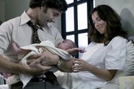 München – Überglücklich schließt der Geheimdienstoffizier Avner (Eric Bana, l.) sein neugeborenes Kind in die Arme. Doch schon bald soll er seine Frau Daphna (Ayelet Zurer, r.) und das Baby verlassen, seine Identität aufgeben und vollständig in den Untergrund abtauchen, um auf dieser Mission die elf Männer, die vom israelischen Geheimdienst für die Morde in München verantwortlich gemacht werden, aufzuspüren und zu töten ...